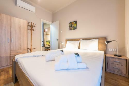 Bright 2 Bed Apartment By Cloudkeys