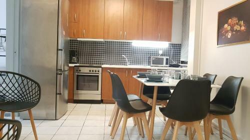 Palette Apartment Carmine - Athens Center, 6 Bd, 3 Bath