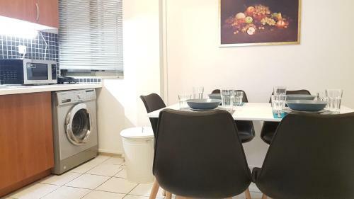 Palette Apartment Carmine - Athens Center, 6 Bd, 3 Bath