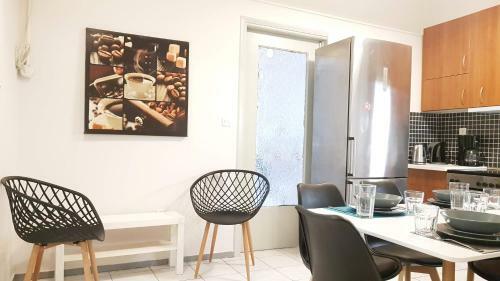 Palette Apartment Carmine - Athens Center, 6 Bd, 3 Bath