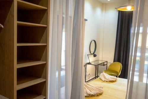 Stylish And Fancy Central Apartment