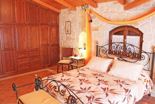 Koiliomenos Villa Sleeps 12 With Pool And Air Con