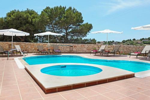 Koiliomenos Villa Sleeps 12 With Pool And Air Con