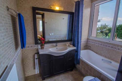 Kassiopi Villa Sleeps 12 Pool Wifi