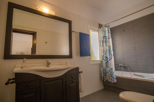 Kassiopi Villa Sleeps 12 Pool Wifi