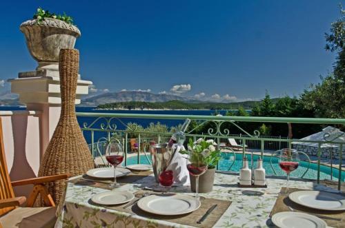 Kassiopi Villa Sleeps 12 Pool Wifi