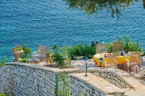 Kassiopi Villa Sleeps 12 Pool Wifi