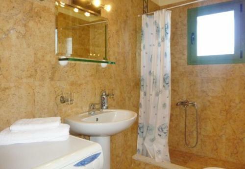 Kato Kateleios Villa Sleeps 7 With Pool And Air Con