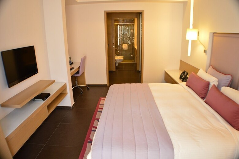 Hotel Saifi Suites
