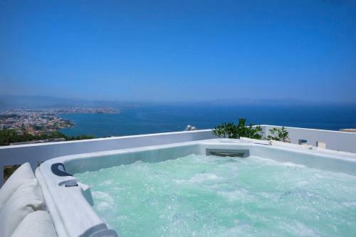 Apartment With Rooftop Hot Tub