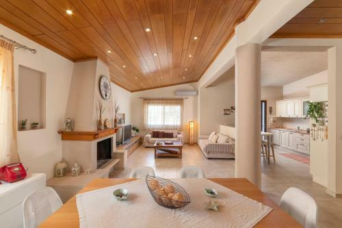 Kolympia Villa Sleeps 6 With Pool Air Con And Wifi