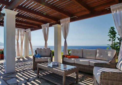 Villa In Kleismata Sleeps 7 With Pool And Air Con