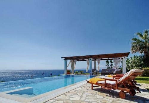 Villa In Kleismata Sleeps 7 With Pool And Air Con