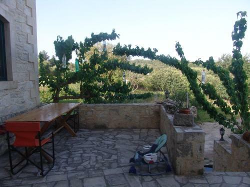 Spacious Villa In Margarites With Private Garden