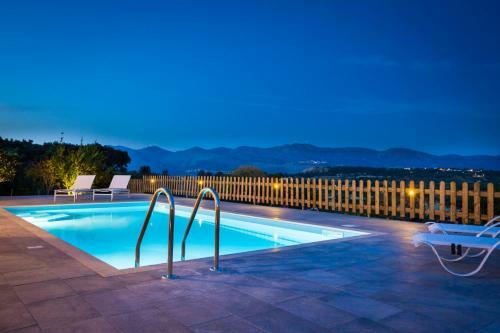 Mantzavinata Villa Sleeps 6 With Pool And Air Con