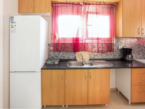 Pleasant Apartment In N. Irakleitsa With Garden