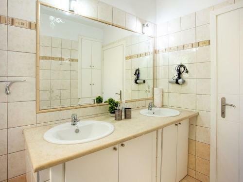 Pleasant Apartment In N. Irakleitsa With Garden
