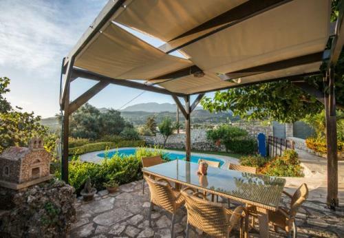 Petroulides Villa Sleeps 7 With Pool Air Con And Wifi
