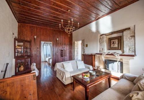 Petroulides Villa Sleeps 7 With Pool Air Con And Wifi