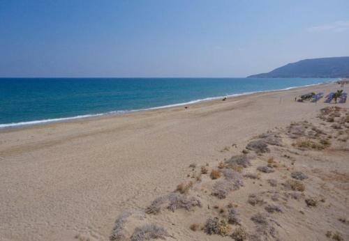 Petroulides Villa Sleeps 7 With Pool Air Con And Wifi