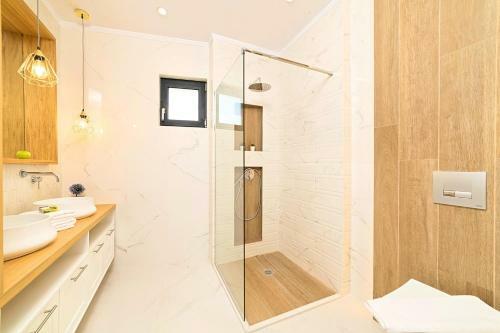 Villa Solaris Heated Pool & Jacuzzi