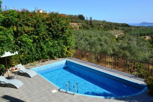 W Villa Amfi A Wonderful First Floor 3 Bedroom With Shared Pool Chania