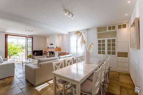 Agios Onoufrios Villa Sleeps 14 With Pool And Air Con