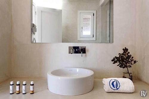 Costa Ilios Villa Sleeps 16 With Pool And Air Con