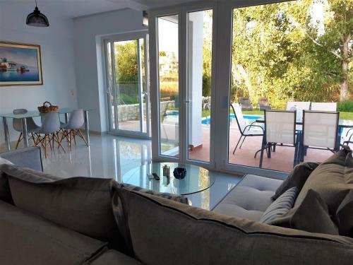 Villa Anastasia With Pool Near The Beach