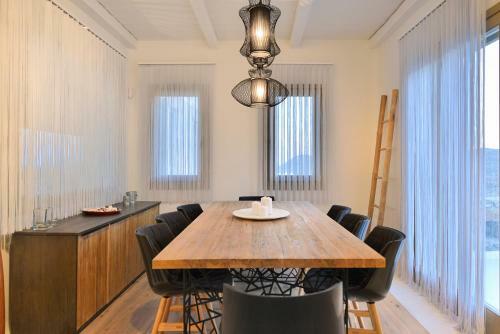 Villa In Elia Sleeps 8 With Pool And Air Con