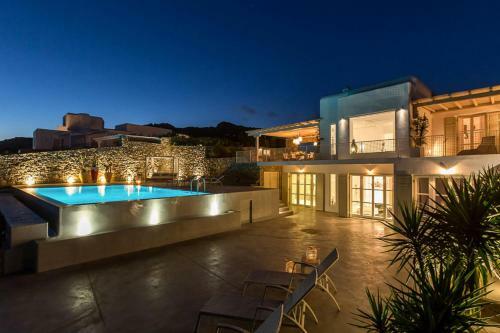 Elia Villa Sleeps 14 With Pool And Air Con