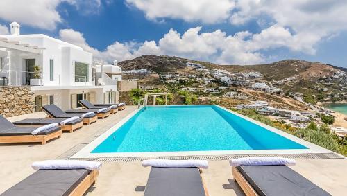 Elia Villa Sleeps 14 With Pool And Air Con