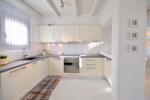 Villa In Elia Sleeps 6 With Pool And Air Con
