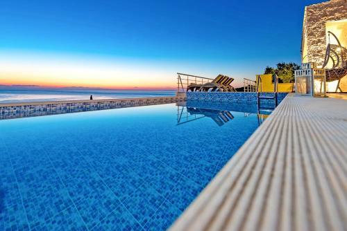 Varvara Villa Sleeps 4 With Pool Air Con And Wifi