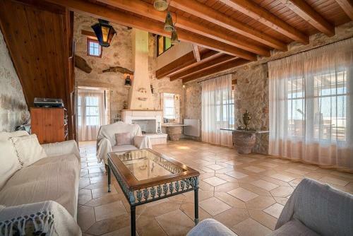 Korithi Villa Sleeps 9 With Pool Air Con And Wifi