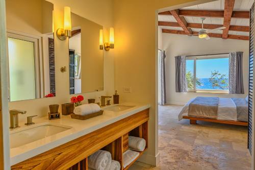 Villa Topaz Above West Bay With 180 Degree Views!