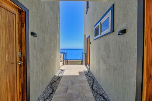 Villa Topaz Above West Bay With 180 Degree Views!