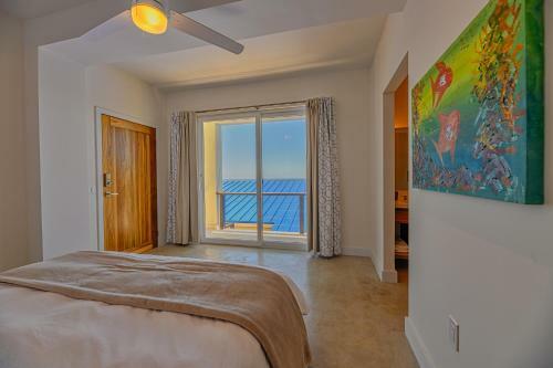 Hostal Villa Topaz Above West Bay With 360 Degree Views!
