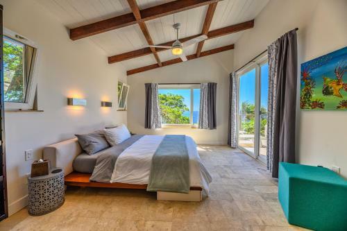 Hostal Villa Topaz Above West Bay With 360 Degree Views!