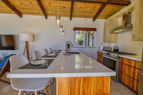 Hostal Villa Topaz Above West Bay With 360 Degree Views!