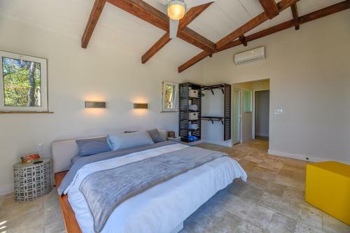 Hostal Villa Topaz Above West Bay With 360 Degree Views!