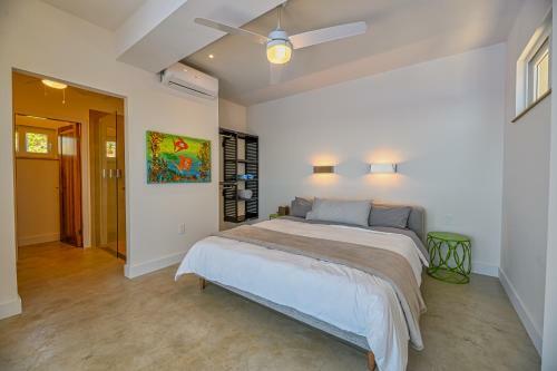 Hostal Villa Topaz Above West Bay With 360 Degree Views!