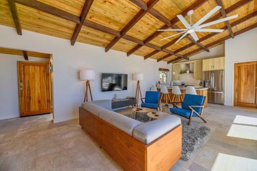 Hostal Villa Topaz Above West Bay With 360 Degree Views!