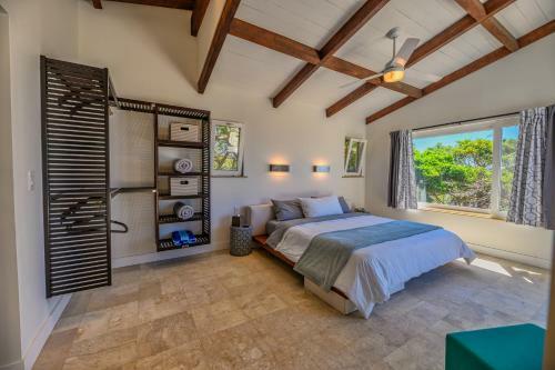 Hostal Villa Topaz Above West Bay With 360 Degree Views!
