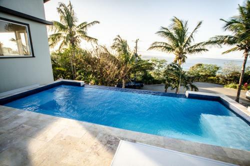 Hostal Villa Topaz Above West Bay With 360 Degree Views!