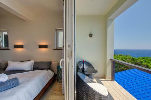 Hostal Villa Topaz Above West Bay With 360 Degree Views!