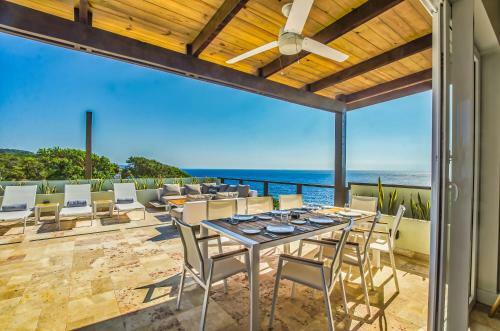 Hostal Villa Topaz Above West Bay With 360 Degree Views!