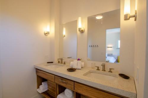 Hostal Villa Topaz Above West Bay With 360 Degree Views!