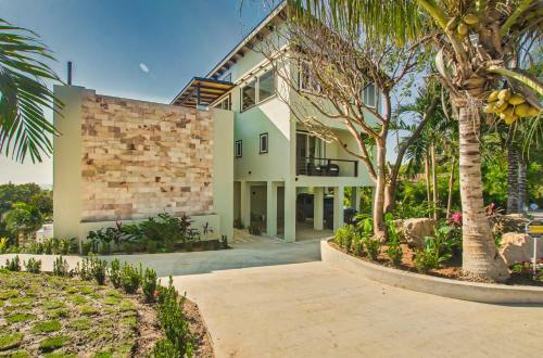 Hostal Villa Topaz Above West Bay With 360 Degree Views!
