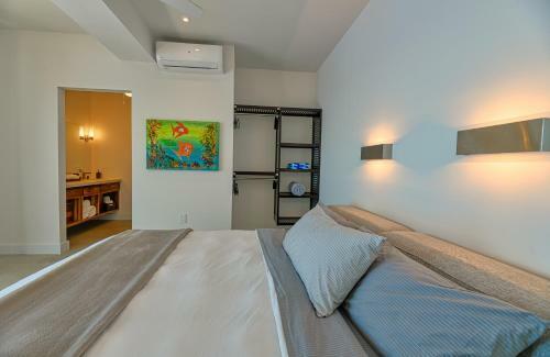 Hostal Villa Topaz Above West Bay With 360 Degree Views!